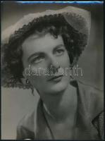 cca 1950-55 Leichtner Erzsébet (1915-2007): Női portré. Jelzés nélküli vintage fotó. Proveniencia: a művész hagyatékából. 24x17,5 cm.