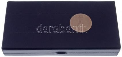 ~1990. "DUNAFERR / DE RE METALLICA 1550 KOHÁSZAT" jelzett Ag emlékérem eredeti tokban (98,...