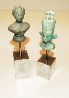 2 db egyiptomi mellszobros levélnehezék