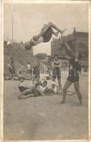 1928 Budapest XIV. Millenáris strand, háttérben a Földtani Intézet, fiatalok akrobatikus produkciója. photo (EK)