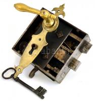 XIX: sz. antik kapuzár retesszel, kulccsal, zárcímmel. Működő, szép állapotban. 12x12 cm