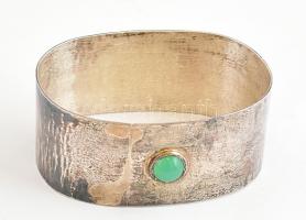 Ezüst (Ag) szalvétagyűrű zöld kővel, jelzett, 2,5x5x3,5 cm, bruttó: 22 g