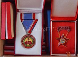 21db vegyes szocialista kitüntetés tokkal,  miniatűrrel, közte sok "Kiváló Dolgozó" + ~1960-1970. "Munkásőr" Br kitüntetés, szalagon, miniatűrrel szalagsávon, eredeti tokban (2x) T:1-,2