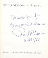 Robeson, Paul: Itt állok...  Bp., 1958. Európa Könyvkiadó. 191+(1) p. Egészoldalas és szövegközti fekete-fehér fényképekkel illusztrálva.Dedikált! Kiadói egészvászon kötésben. Jó állapotú példány.[Paul Robeson (1898-1976) amerikai fekete énekes, polgárjogi harcos / Autograph signature
