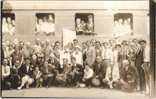 1929 Praha, Prága, Prag; Eszperantó csoport a vasútállomáson / Esperanto group at the railway station. photo