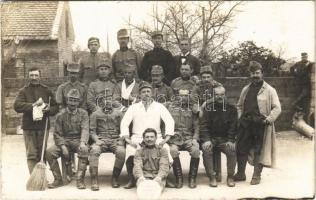 1915 Székesfehérvár, hadikórház a jó banda a gyógyulást követő eltávozás előtt, csoportkép. photo