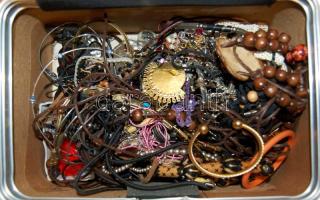 Kozmetikus táska tele bizsuval