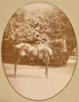 Lipthay Frigyes báróné szárhegyi Lázár Margit grófnő (1872-1954) nagy méretű lovas fotója, sérült paszpartuban. 24x19 cm