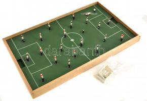 cca 1960 Régi asztali foci játék eredeti dobozában, egy bábú letört, egy hiány, Működőképes. 51x31 cm