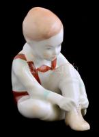 Aquincum cipőfűző kisfiú figura, kézzel festett, jelzett, apró kopásokkal m: 10,5 cm