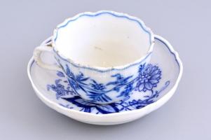 Villeroy & Boch porcelán csésze aljjal. máz alatti kék festéssel, jelzett, máz kopásokkal d: 9 cm, 15 cm