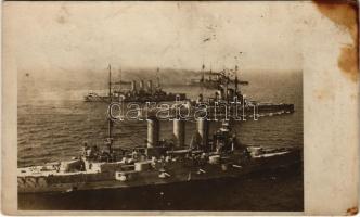 1917 Eskadre / K.u.K. hajóraj. SMS Erzherzog Ferdinand Max, SMS Erzherzog Karl, Erzherzog-osztályú pre-dreadnoughtok között a Szent István Tegethoff-osztályú csatahajó / K.u.K. Kriegsmarine squadron. Austro-Hungarian Navy, SMS Erzherzog Ferdinand Max and SMS Erzherzog Karl, Erzherzog-class pre-dreadnoughts, SMS Szent István Tegethoff-class dreadnought battleships. Verlag Photogr. Atelier des Roten Kreuzes, Pola + "K.u.K. Marinefeldpostamt Pola" "K.U.K. KRIEGSMARINE SMS "WIEN"" (fl)