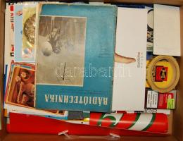 Egy monitordoboz modern reklámnyomtatvány, képeslap, stb