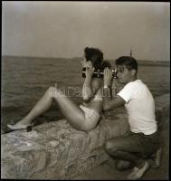1963 Csinos alkalmi fotós állvány a Balaton partján, Kotnyek Antal (1921-1990) budapesti fotóriporter hagyatékából 1 db vintage NEGATÍV, 6x6 cm
