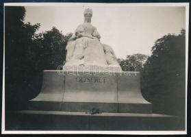 cca 1937 Szeged, Erzsébet királyné - Sissi - szobra, vintage fotó, 5,6x8 cm