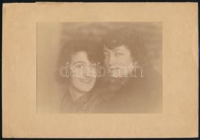 cca 1910 Drezda, Ursula Richter fényképész műtermében készült vintage fotó, hidegpecséttel jelzett, 11x15,1 cm, karton 16,5x23,8 cm