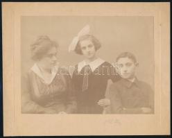 1918 Apu nem jött haza a háborúból, jelzés nélküli vintage fotó Máté Olga stílusában, 14,3x19,5 cm, karton 19,7 x24,5 cm
