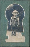 cca 1920 ,,Kulcslyukon át fényképezett gyermek, 11x6 cm, karton 14x9 cm