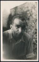 1936 Kinszki Imre (1901-1945) budapesti fotóművész hagyatékából feliratozott vintage fotó (Vavrik Román, nógrádverőcei fűszeres), 14x8,6 cm