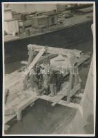 cca 1934 Kinszki Imre (1901-1945) budapesti fotóművész hagyatékából, jelzés nélküli vintage fotó (a hídpillér megerősítése), 8,2x5,7 cm