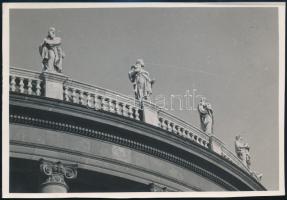 cca 1933 Kinszki Imre (1901-1945) budapesti fotóművész hagyatékából, jelzés nélküli vintage fotó (a budapesti Bazilika szobrai), 11,6x17 cm