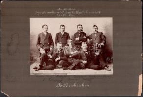 1893 Nagybecskerek, Oldal István fényképész műtermében készült, csoportkép, a jegyzői szaktanfolyam résztvevőiről; az ábrázolt személyek azonosíthatók, feliratozott és hidegpecséttel jelzett, vintage fotó, 14x20 cm, karton (sérült) 22,4x34,3 cm