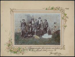 1908 Szepesváraljai kirándulás emlékére készült, szépen színezett, vintage fotó, Gond Ferenc által aláírt kép, 12,17,5 cm, karton 21,8x28 cm