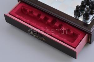 Üveg sakk készlet eredeti dobozában. 22x22 cm