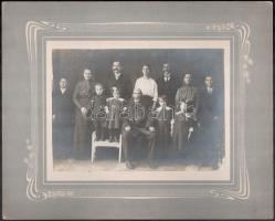 cca 1905 Négy generációs családi csoportkép, vintage fotó, 14x19,4 cm, karton 25x31 cm