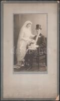 1900 Miskolc, Ábrahám István fényképész műtermében készült, keményhátú vintage esküvői fotó, 30,6x18,5 cm