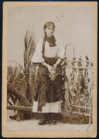 cca 1890 Erdélyi népviseletes lány. Vizitkártya 7x9 cm