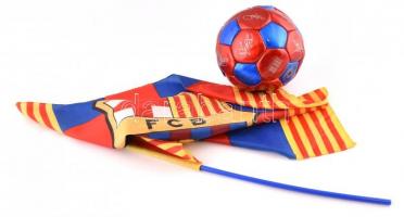 FC Barcelona futball labda és zászló (rúd ragasztott), a labdán a játékosok nyomtatott aláírásával
