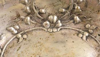 Ezüst (Ag) virág motívumos szecessziós kínáló, jelzetlen, kis kopásokkal, 20x36 cm, m: 11 cm, nettó:...