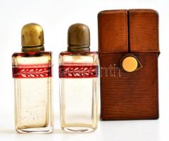 XIX. sz. antik parfűmös üvegcsék. Fújt hutaüveg, kézzel festett, kis, csiszolt üvegdugóval, réz kupakkal. sérült tetejű bőr tartóban Üveg méret 7 cm