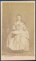 cca 1860 Anya gyermekével, keményhátú fotó, J. B. Rottmayer bécsi műterméből, 10x6 cm