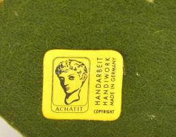 Achatit barokk stílusú faragott fa szobor. Jelzett, sérült. 22 cm