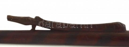 Fa nyílköpő fegyver. Fúvócső Faragott fa. Aligátor díszítéssel 64 cm