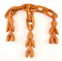 Indonéz egy anyagos faragott fa Nem lát, nem hall, nem beszél figurákkal díszített láncos fali dísz, h: 46 cm