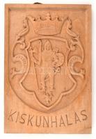 Kiskunhalas címere, faragott fa, 34x24 cm
