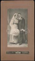 cca 1920 Budapest, Hollenzer és Okos fényképészeti műtermében készült, keményhátú vintage esküvői fotó, 30,6x17 cm