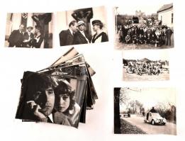 cca 1970-1980 Vegyes werk/film fotók, kb. 60-70 db fotó, rajtuk ismert színészekkel, Eperjes Károly, Erdős Mariann, Klaus Maria Brandauer, Gór-Nagy Mária (egy csoportképen), Koltai Róbert (egy csoportképen), ..stb. Egy-kettő a hátoldalakon feliratozva, egy-kettő hátoldalán pecséttel, változó állapotban, különféle méretben.