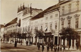 Lőcse, Levoca; utca, Thurzó ház, Latzin János üzlete / street view, shops, mansion, historical house. photo