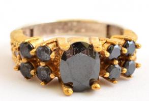 Aranyozott ezüst(Ag) fekete kövekkel gazdagon díszített gyűrű, jelzett, méret: 56, bruttó: 6,44 g