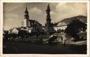 Körmöcbánya, Kremnitz, Kremnica; Szentháromság szobor, Vártemplom, piaci árusok, J. Meisel vendéglője és fogadója / Holy Trinity statue, fortified church, castle chruch, market vendors, inn (szakadás / tear)