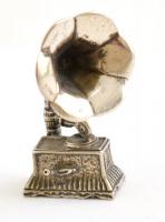 Ezüst(Ag) miniatűr gramofon, jelzett, m: 5 cm, nettó: 17,34 g