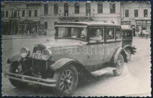 1932 Kolozsvári taxi sofőrjével, vintage fotó, 13,5x8,5 cm