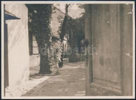 1930 Tabán, belső udvar, fotó, hátoldalán feliratozott, 8,5x11,5 cm