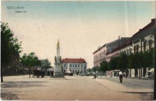 1907 Szolnok, Kossuth tér, üzletek, piaci árusok. D.T.C.L. 1905. Szk. 8. (gyűrődés / crease)
