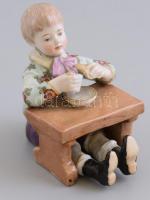 Antik porcelán reggeliző kisfiú figura, kézzel festett, jelzett, javított, m: 7,5 cm