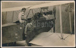 cca 1925 Kétfedeles repülőgép a pilótákkal és a szerelővel, Schäffer Gy. budapesti fényképész műterméből, fotó, 8,5x13,5 cm
